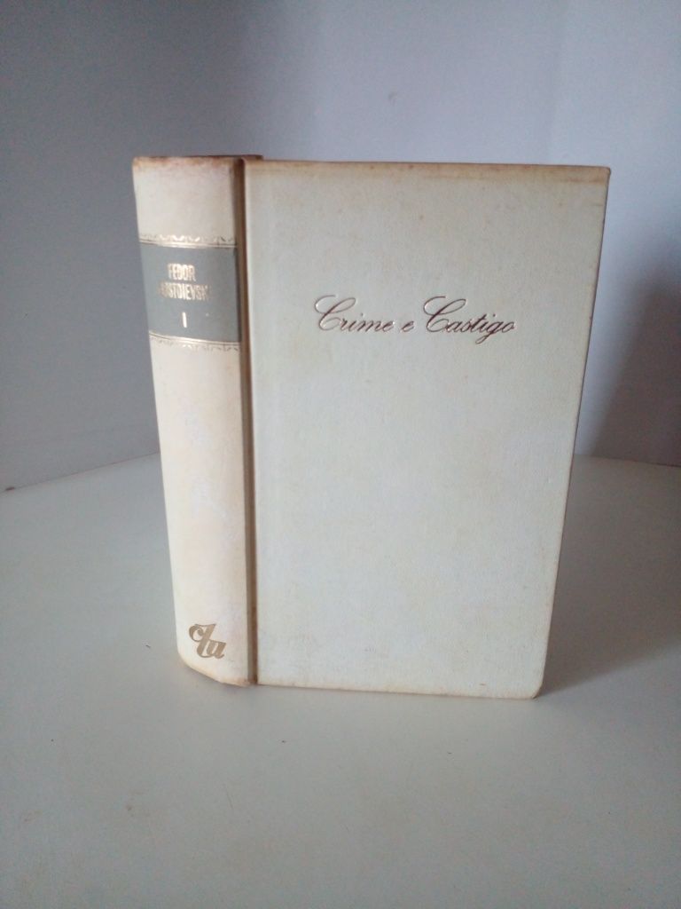 Livro CRIME E CASTIGO de Fedor Dostoievski
