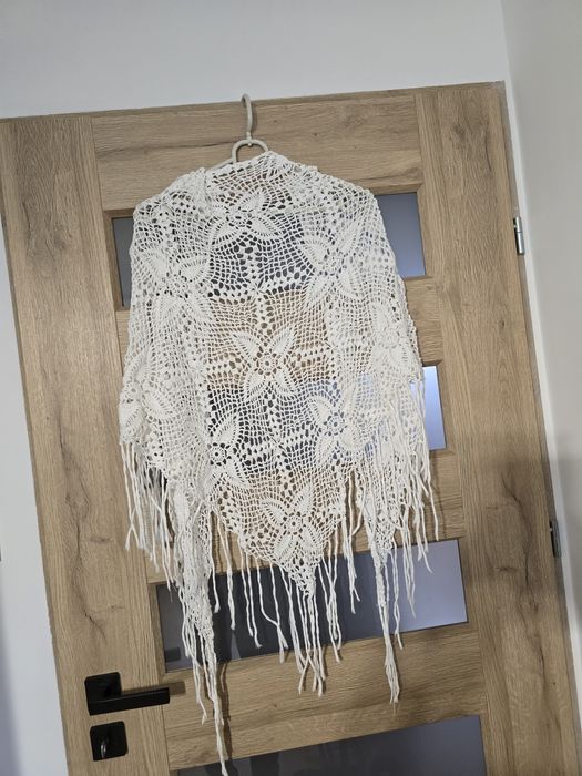 Chusta ręcznie robiona na szydełku.