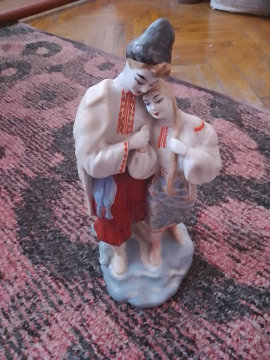 Продам фарфоровую статуэтку