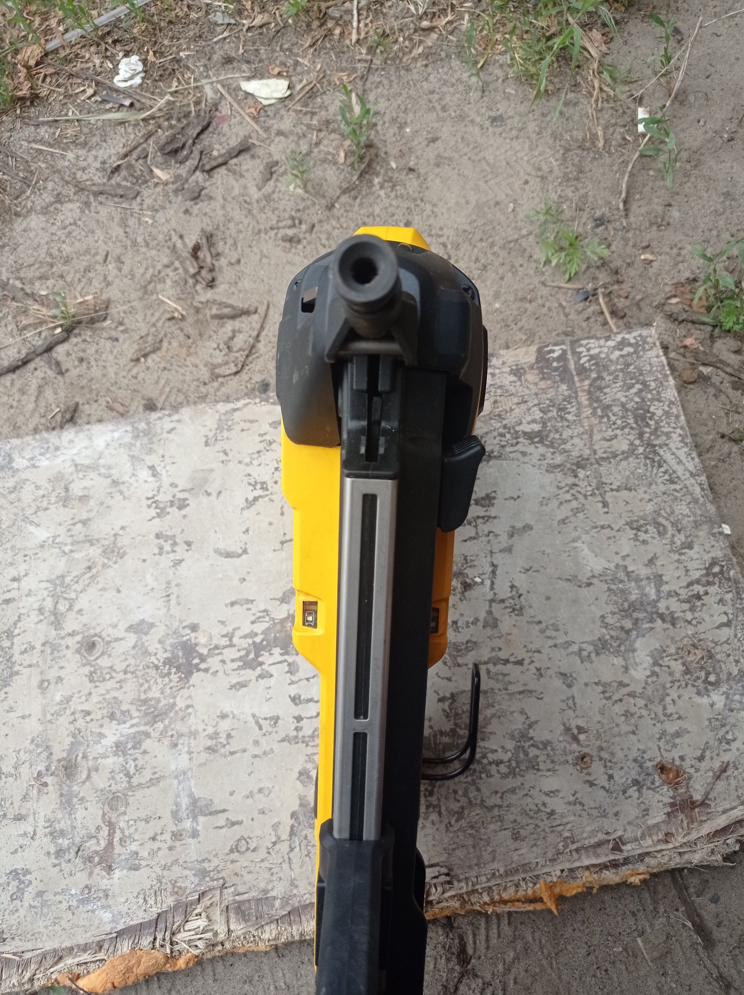 DeWALT DCN890 пистолет акамуляторный по бетону и металу