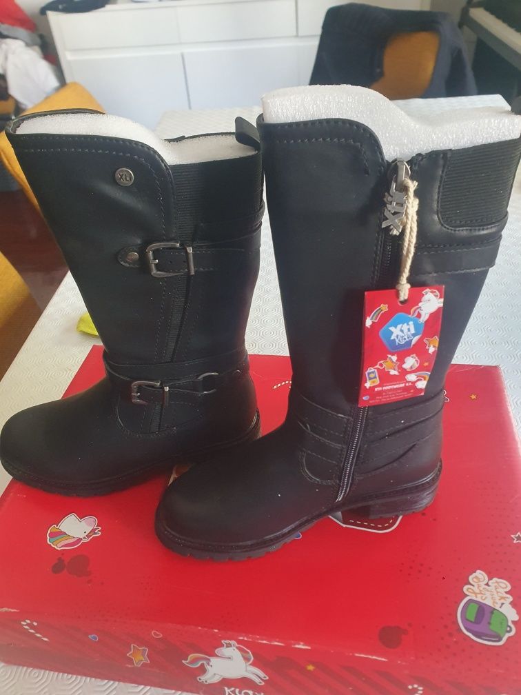 Botas de Crianças Tamanho 30 - Novas, Nunca Usadas!