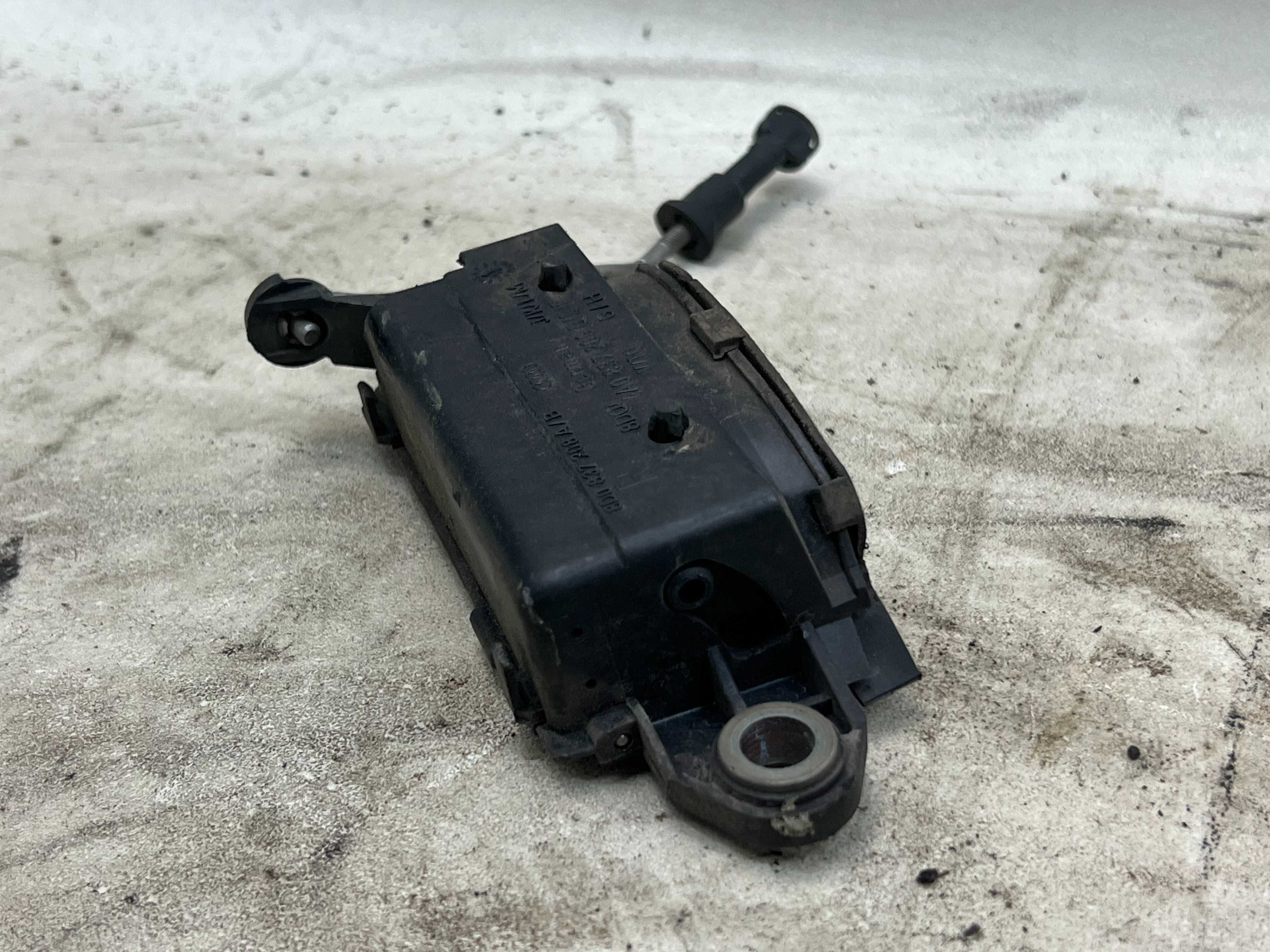 Audi A4 B5 A6 C4 A3 8L 80 B4 100 C4 Klamka Prawa Przednia Prawy Przód