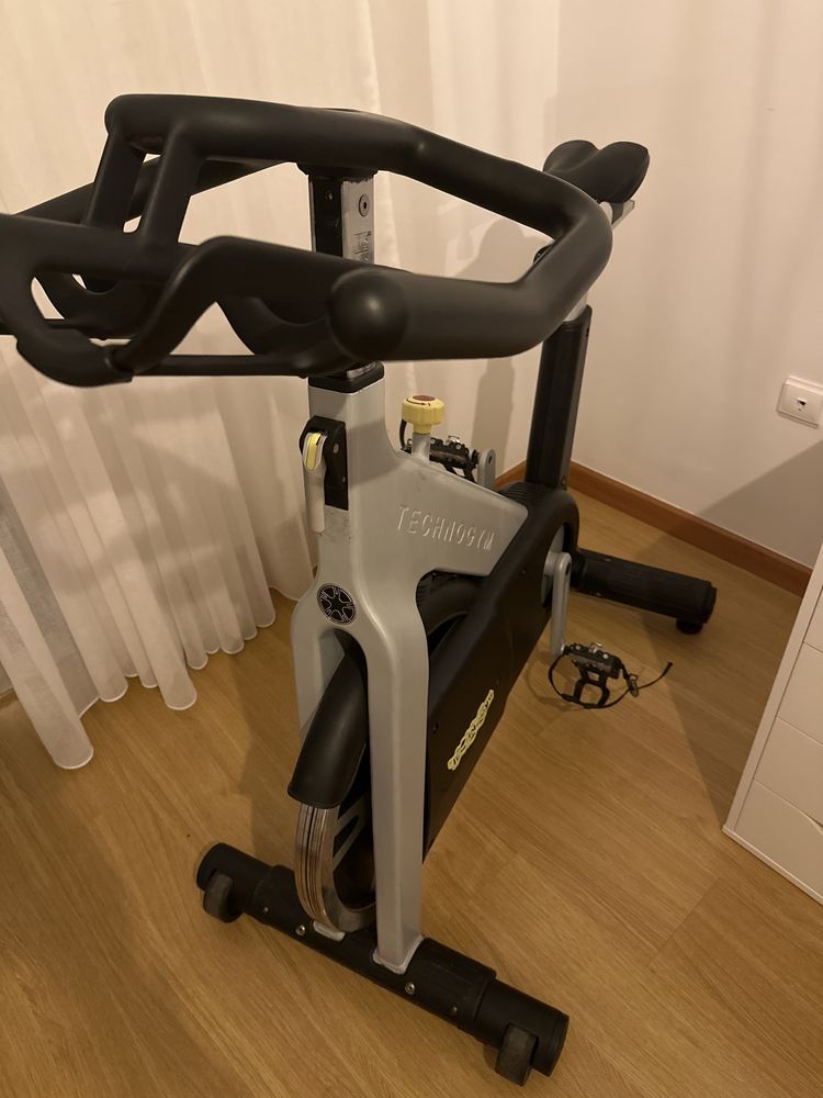 Bicicleta indoor cycling technogym