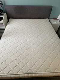 Łóżko tapicerowane szare BRW z zagłówkiem skrzynią i materacem 160x200