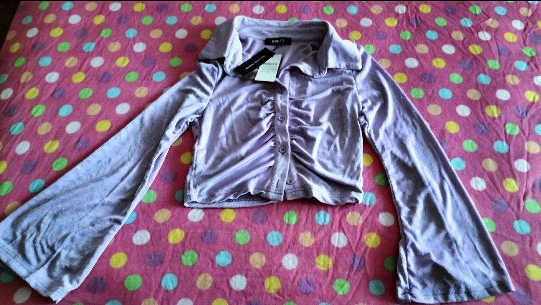 Camisa curta roxa com manga boca de sino