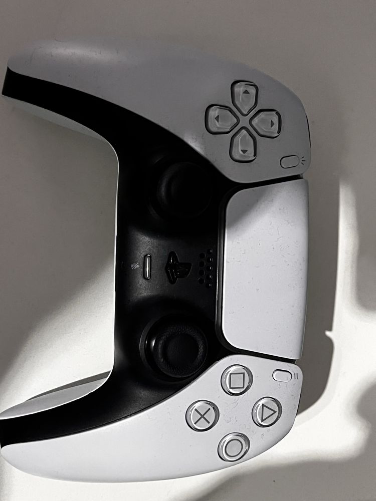 Playstation 5 z napędem, padem ,4 grami , pudełkiem