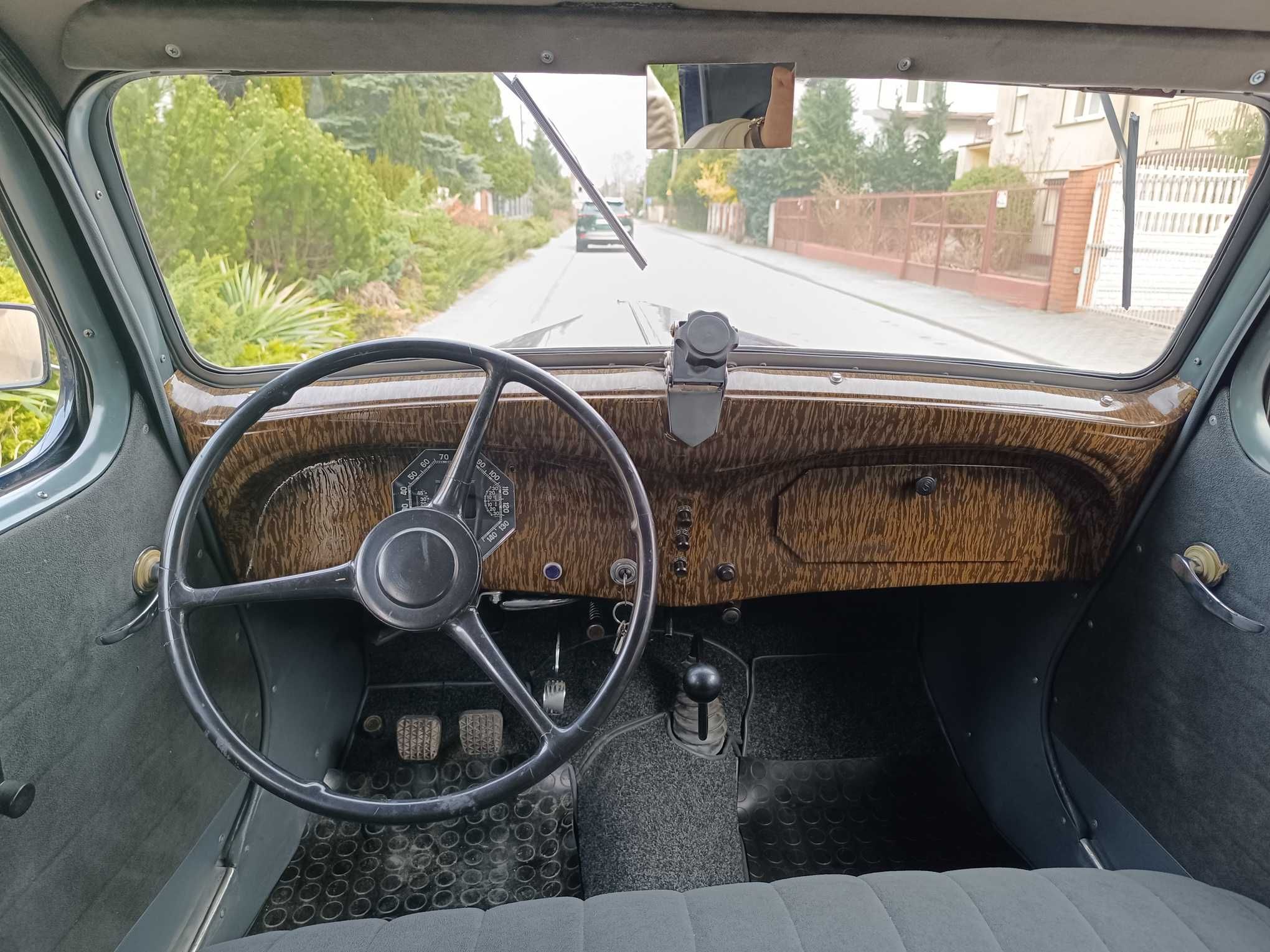 Filmowe Renault Primaquatre z 1936 roku