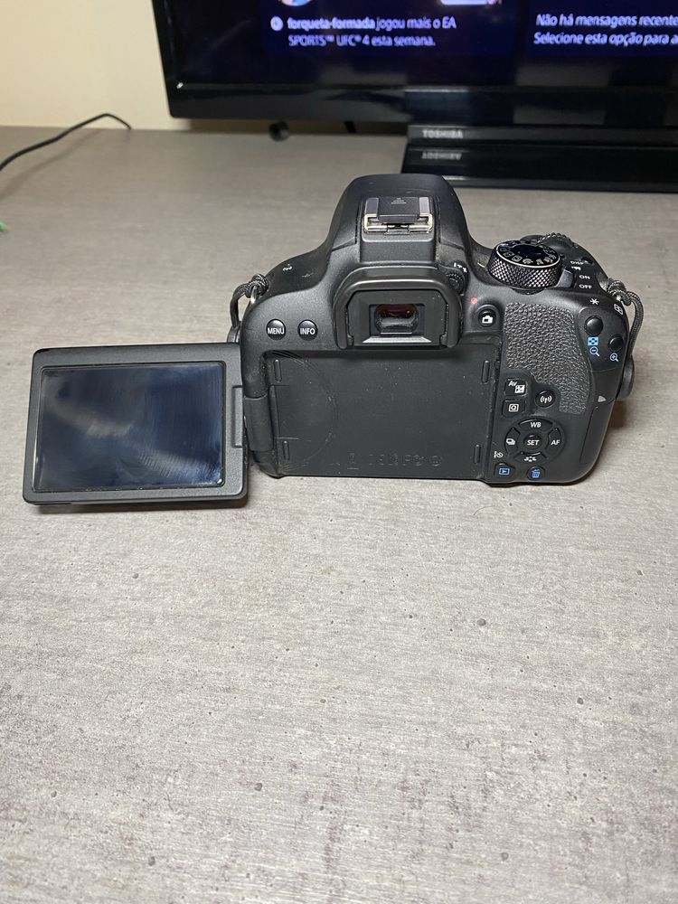 Canon 800D + lente 18-55 mm + 3 baterias + cartao de memoria 64 GB
