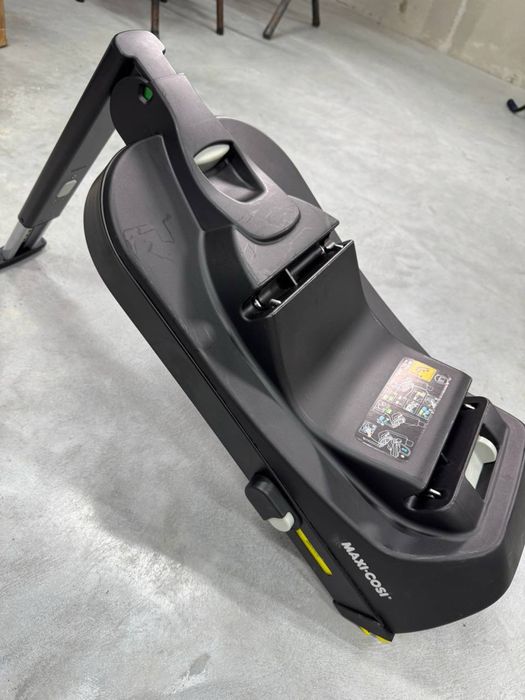 Продам авто люльку Maxi-cosi с базой