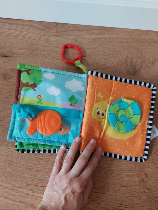 Livro de pano para bebés ou crianças pequenas.