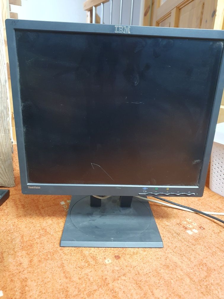Monitor LCD IBM 19" VGA RGB DVI sprawny działa stopa obrotowa regulowa