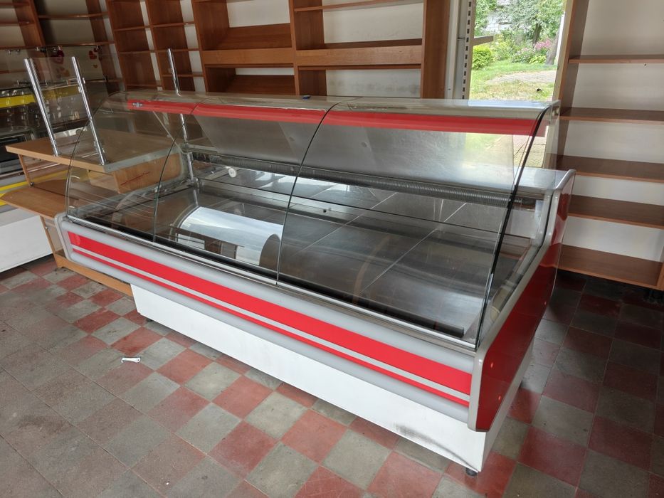 Lada chłodnicza z szybą giętą