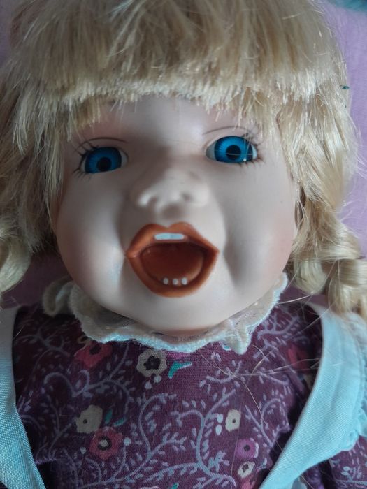 Boneca vintage em porcelana.