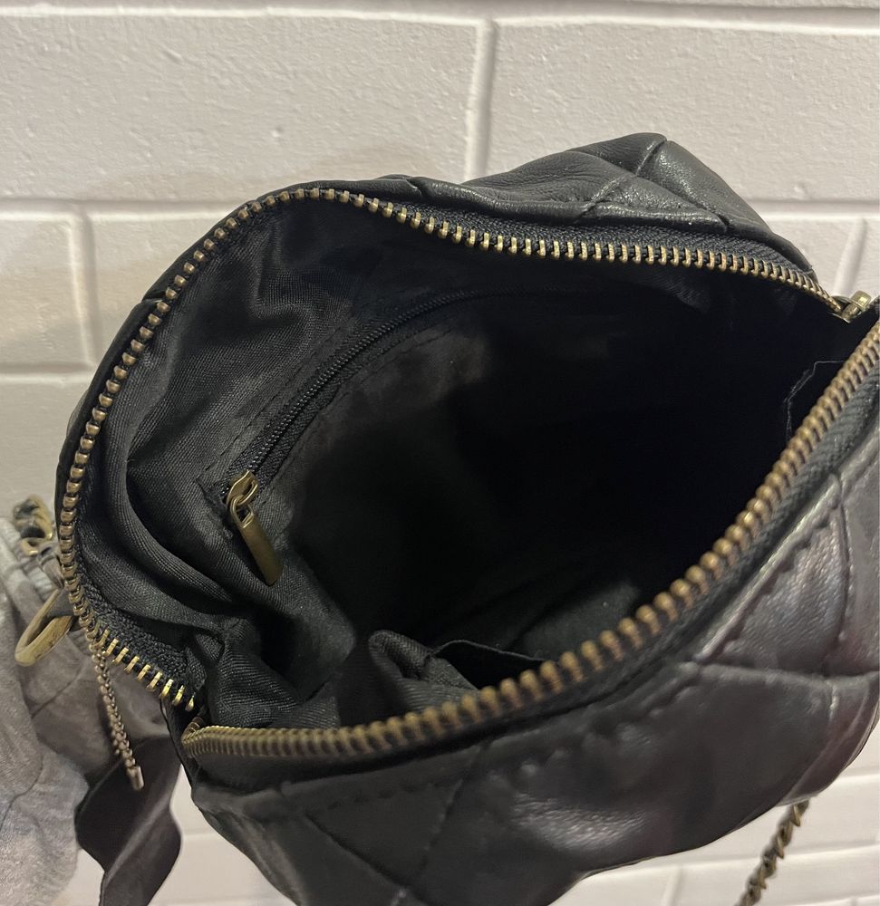 шкіряна чорна сумка на довгому ремінці