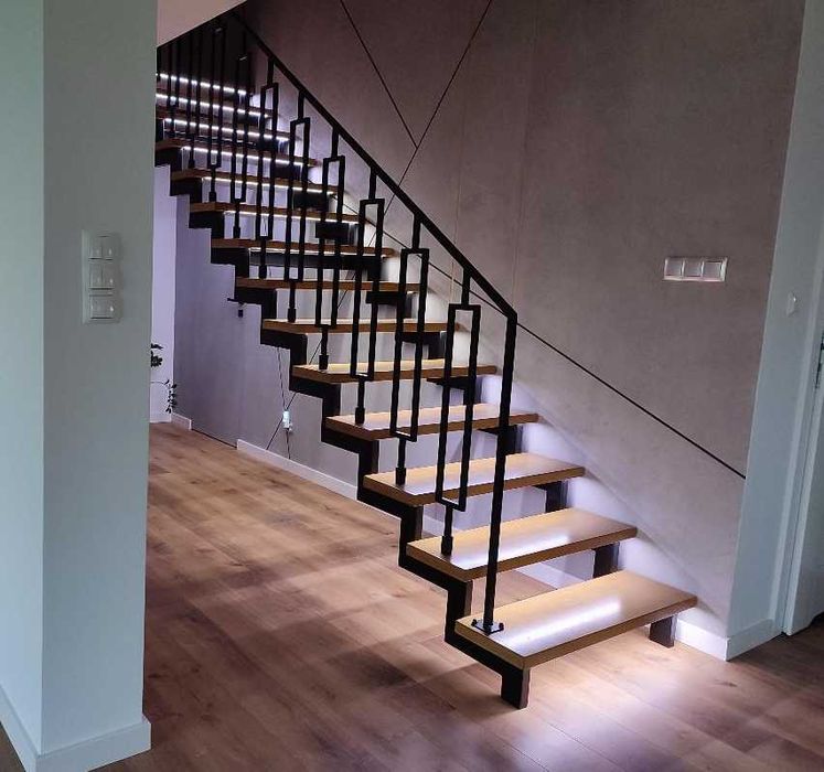 Schody wewnętrzne na konstrukcji metalowej - PRODUCENT