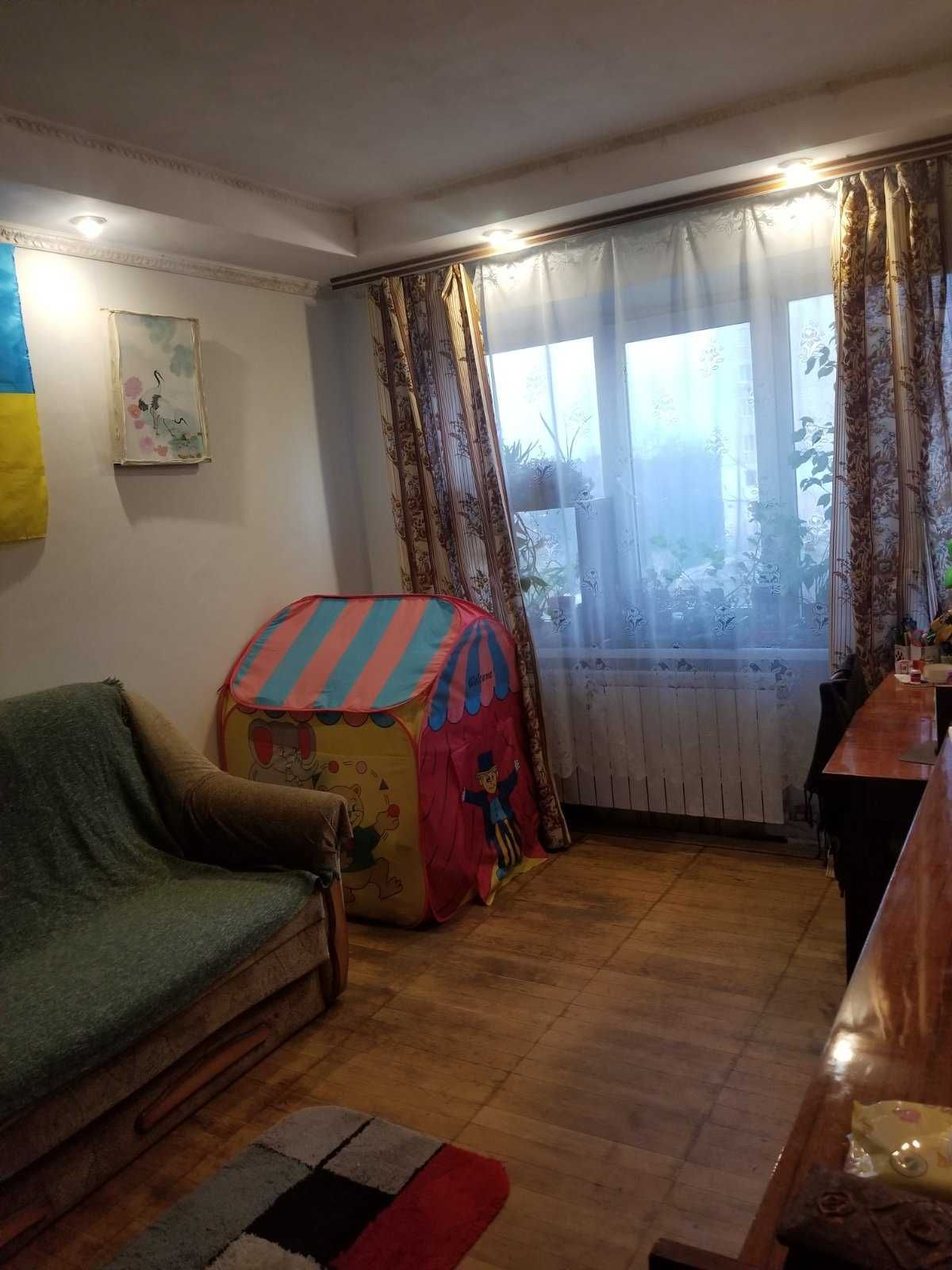 Продам  2 комнатную, метро Черниговская,ул.Карбышева , 18-А