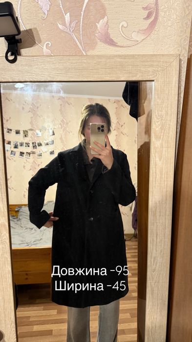 Пальто чорного кольору , розміру л підійде на ось