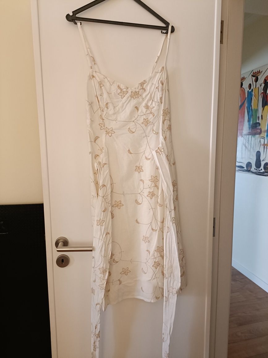 Vestido branco com bordado cerimónia