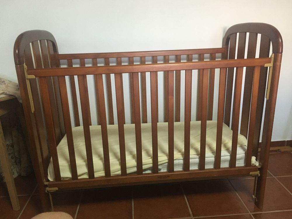 Cama de grades com colchão e roupa