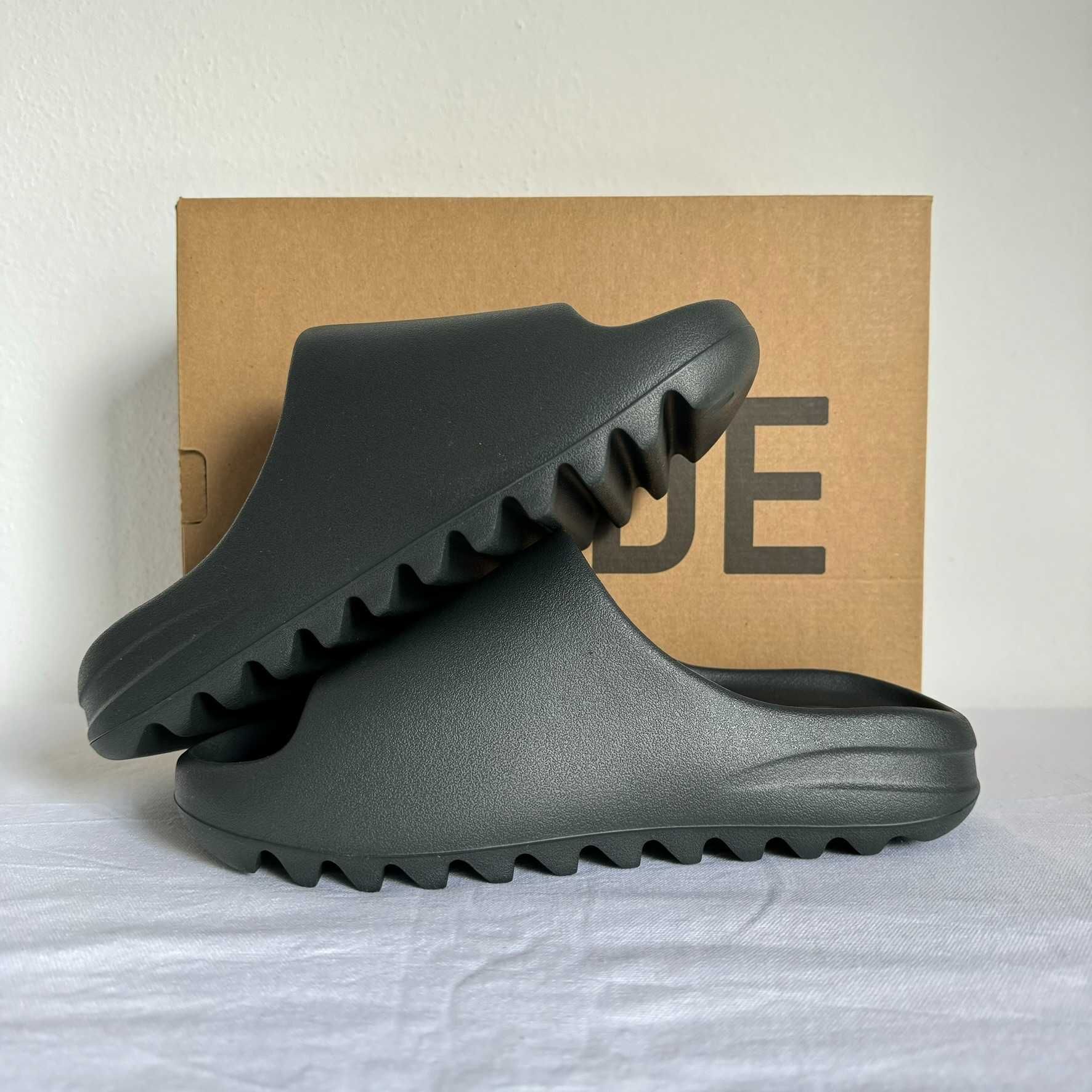 Yeezy Slide "Dark Onyx" - Tamanho 40