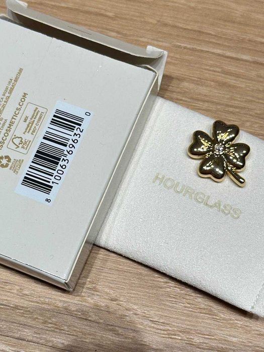 Hourglass Lucky Clover Pin — złota przypinka/koniczyna + woreczek