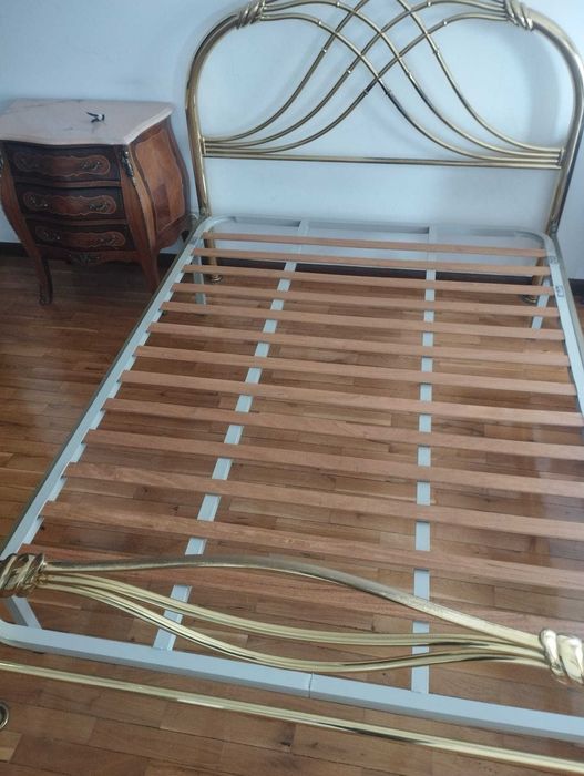 Cama antiga em  latão