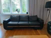Piękna czarna sofa trzyosobowa z funkcją spania. Czarna ekoskóra.