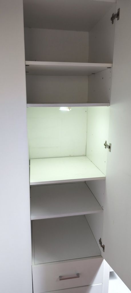 Roupeiro branco.