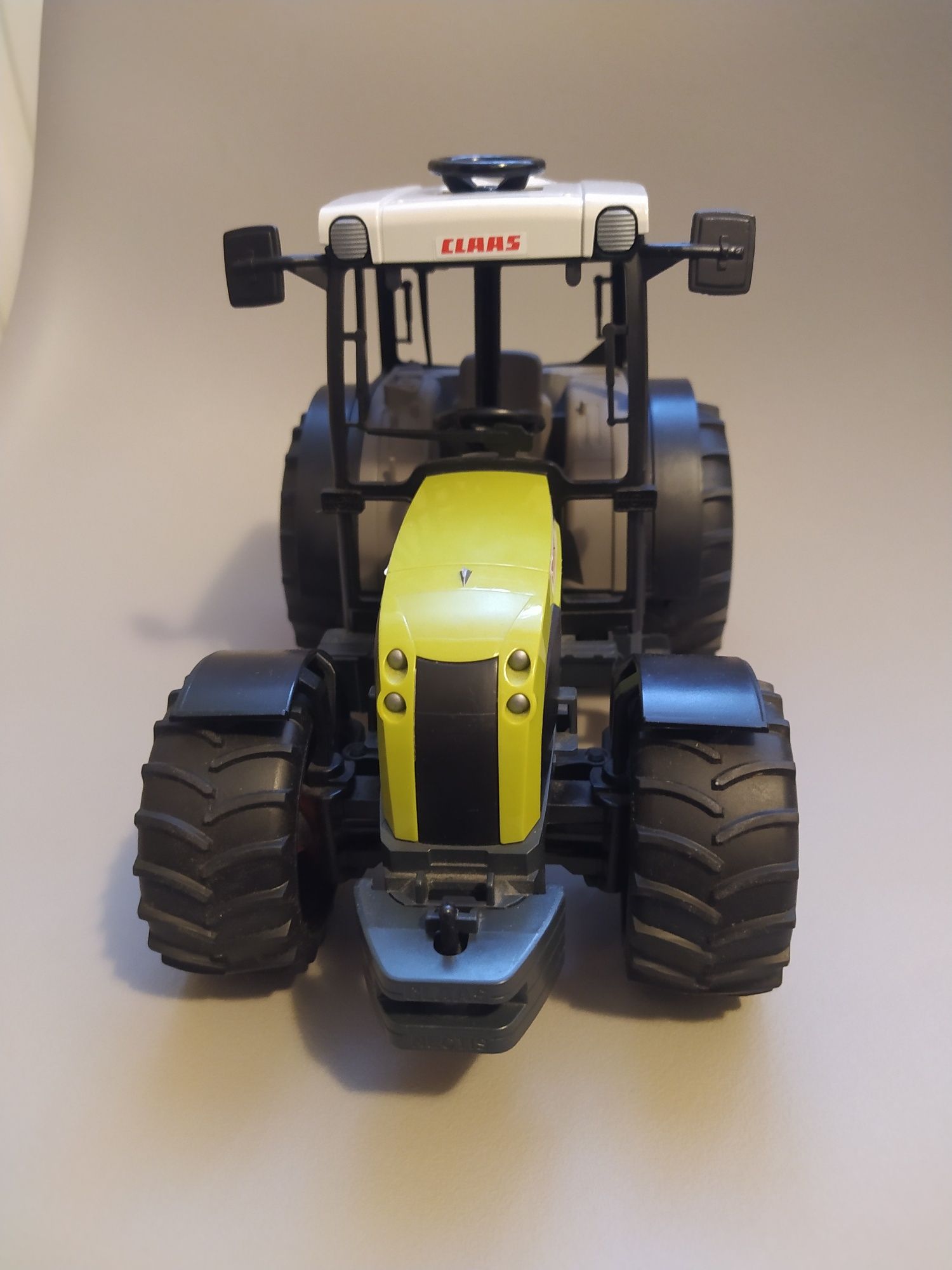 Traktor Class Nectis 267F Bruder