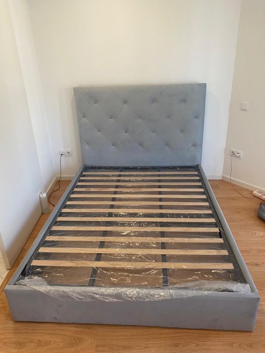 Cama de casal com estrado, colchão e cabeceira