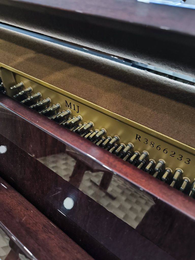 Piano Yamaha M1J