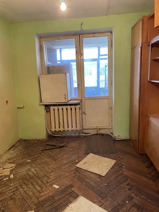 Продається трикімнатна квартира у центрі міста