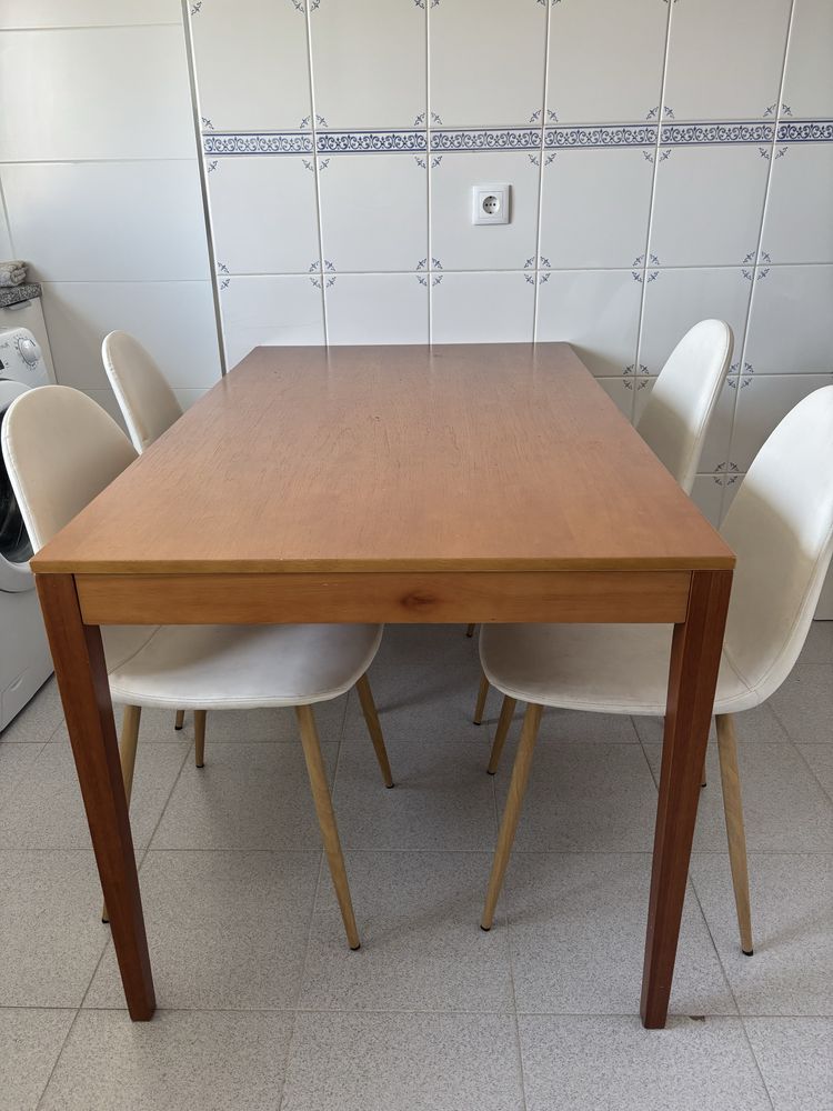 Mesa cozinha de madeira com 4 cadeiras.