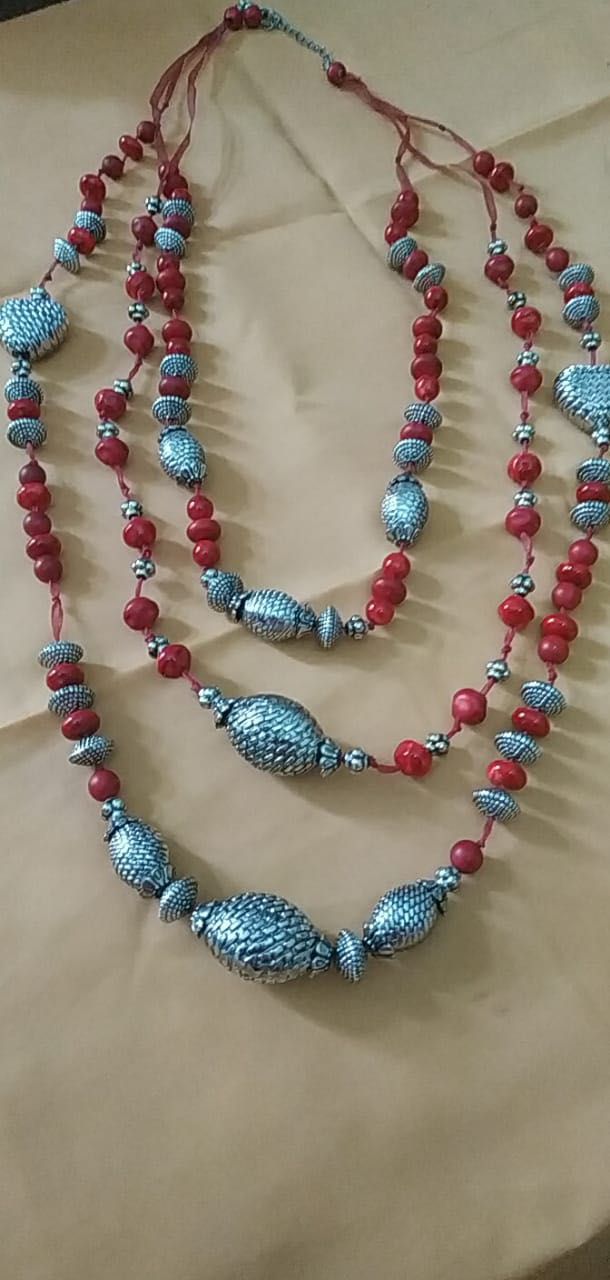 Красное ожерелье (бусы) с серебряными вставками