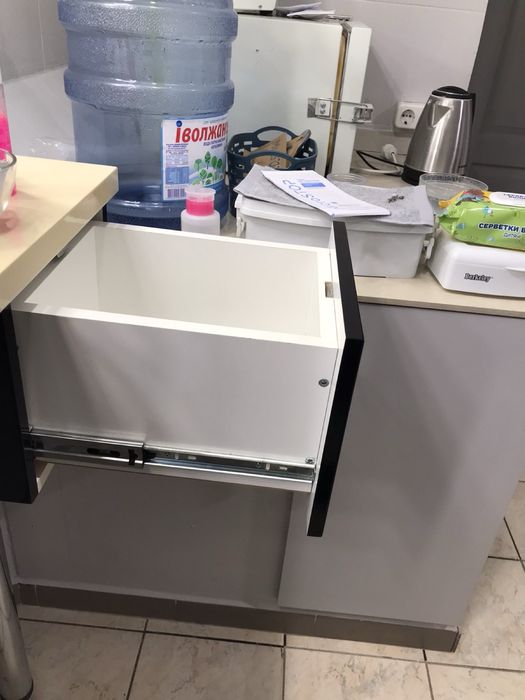 Тумба для макіяжу, майстра бровіста