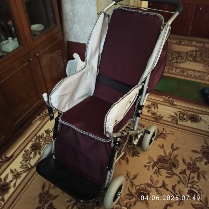 Коляска для перевезення дітей та підлітків .