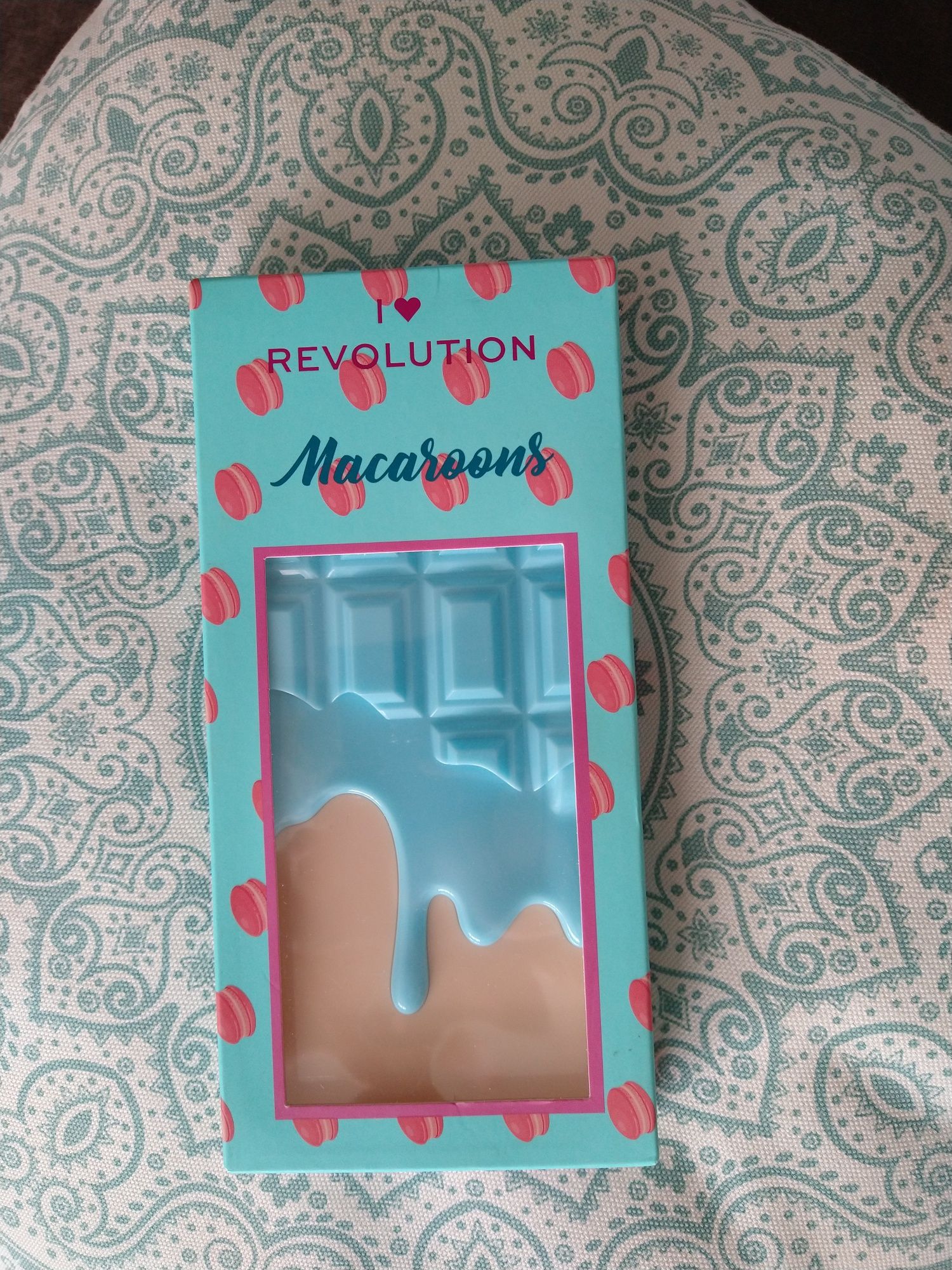 I love REVOLUTION Macaroons Chocolate