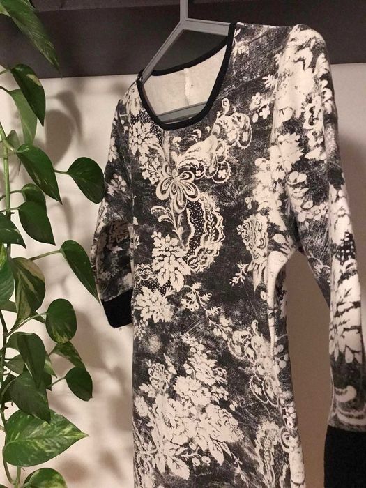 Sukienka tunika w kwiaty z butiku - rozmiar S