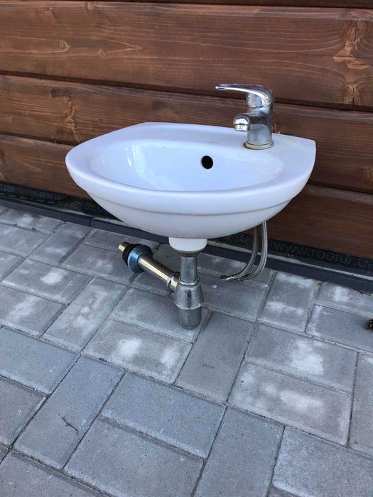 Маленька  раковина з аксесуарами