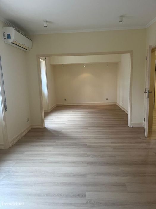 Apartamento T3 com Garagem à Venda em Zona Privilegiada de Celas