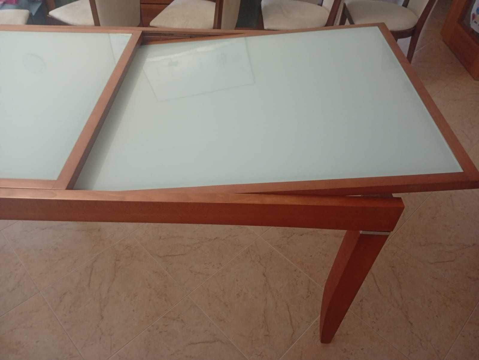 Mesa 1,30 m (extensível a 2,30 m) e 6 cadeiras em ótimo estado