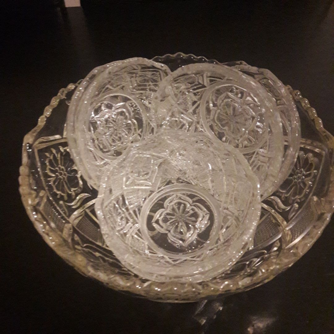 Saladeira e taças de vidro antigas.