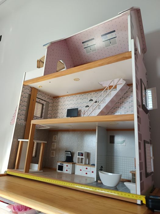 Casa de bonecas de madeira