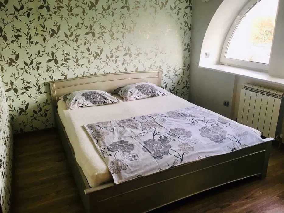 Котедж 350 кв.м подобова оренда  з басейном до 30 осіб