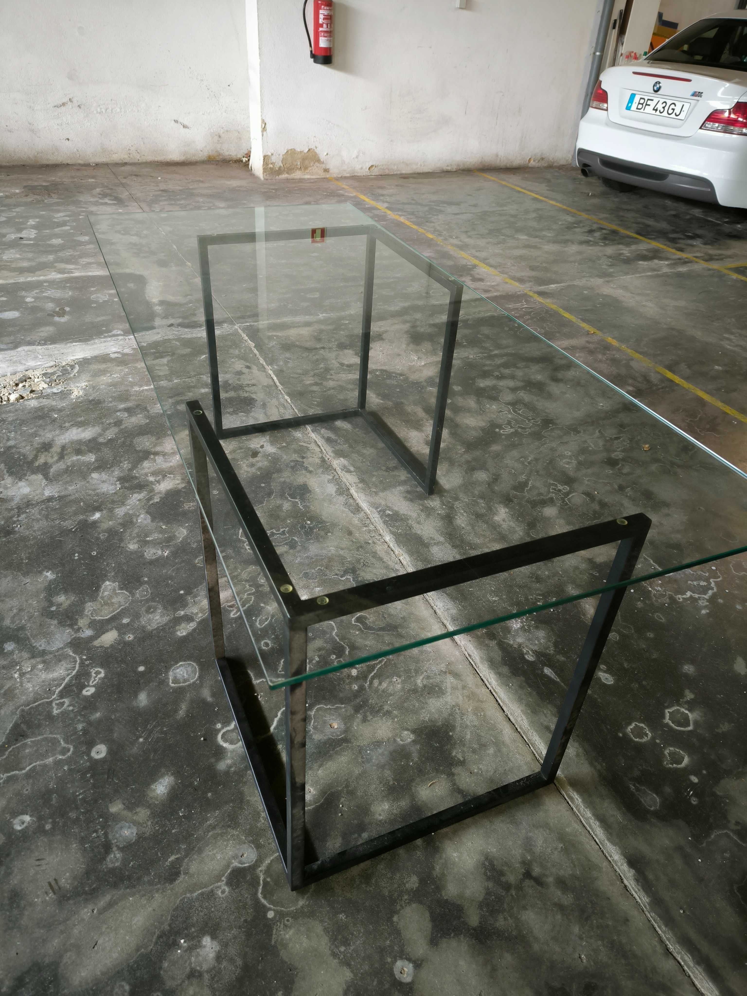 Mesa em vidro do estilo moderno