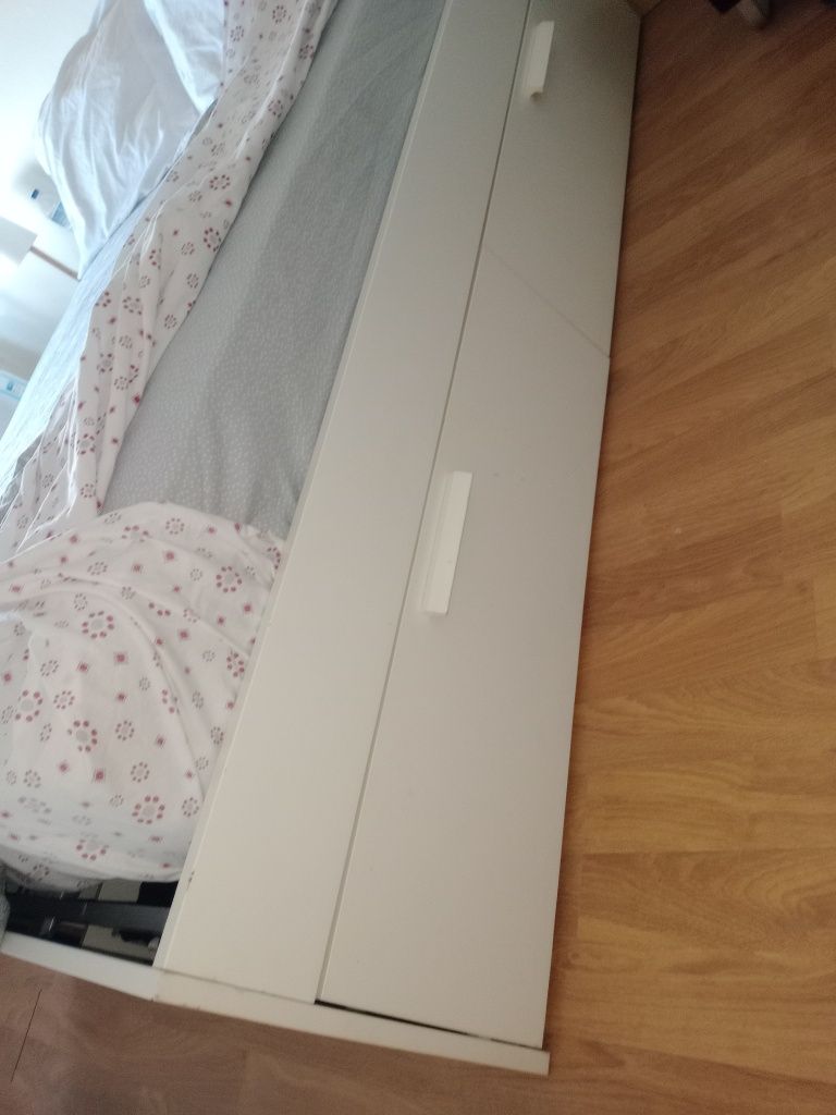Cama de casal com arrumação