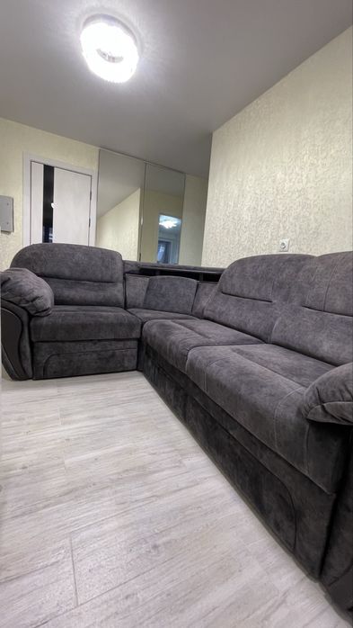 Диван темно сірого кольру