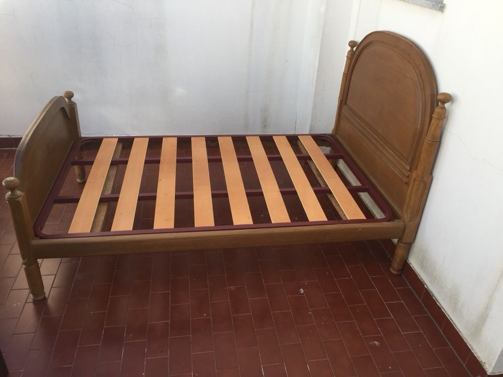 Cama em madeira de Castanho [c\ estrado & colchao)