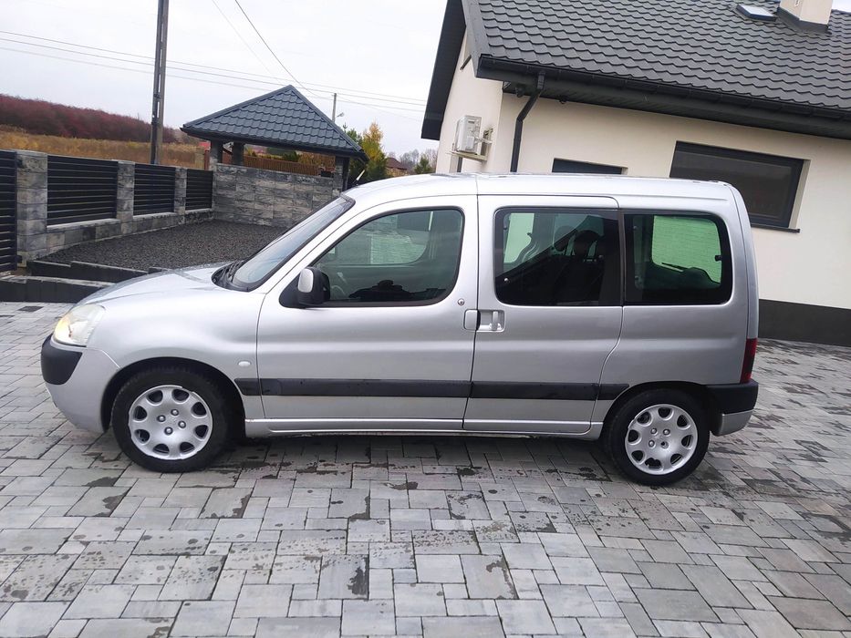 1.6 benzyna. sprawna KLIMA. 4 drzwi. HAK.