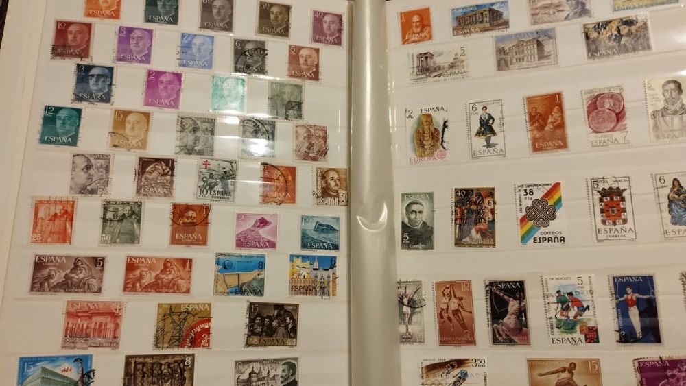 Album klaser ze starymi znaczkami pocztowymi z Europy